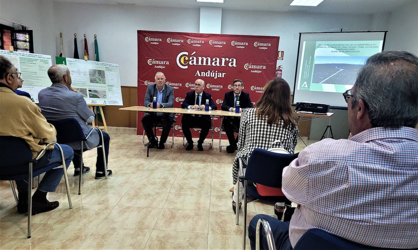 El delegado del Gobierno explica a empresarios de Andújar el impulso económico y social que supondrá la remodelación de la carretera A-311