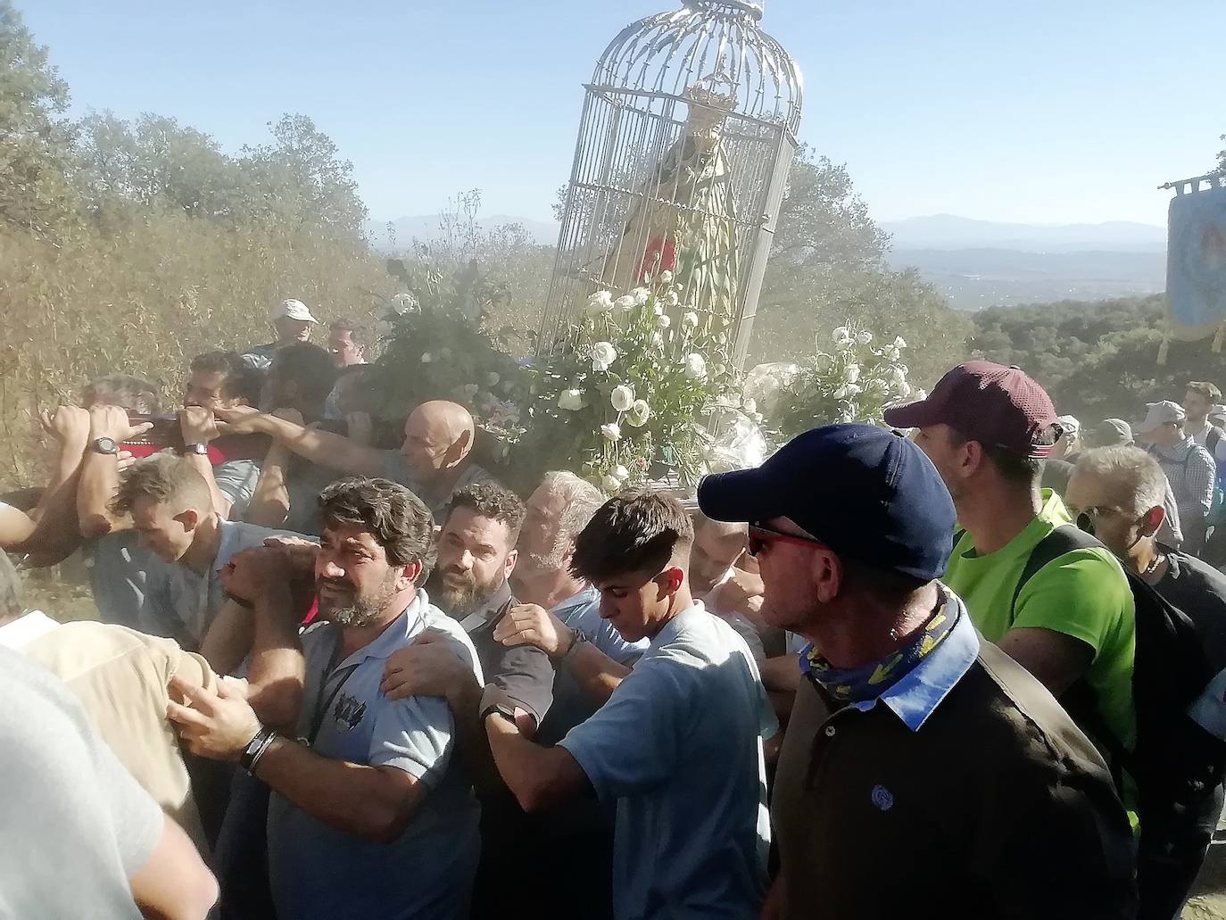 La 'Morenita' ya vuelve a reinar desde el camarín y seguirá en el corazón de Andújar y de sus devotos de todas partes