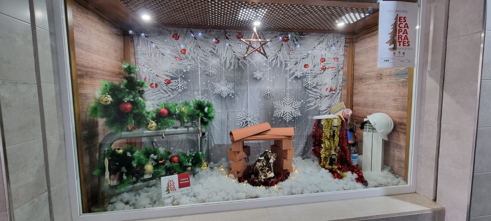 Una veintena de establecimientos optan al mejor escaparate navideño en Andújar