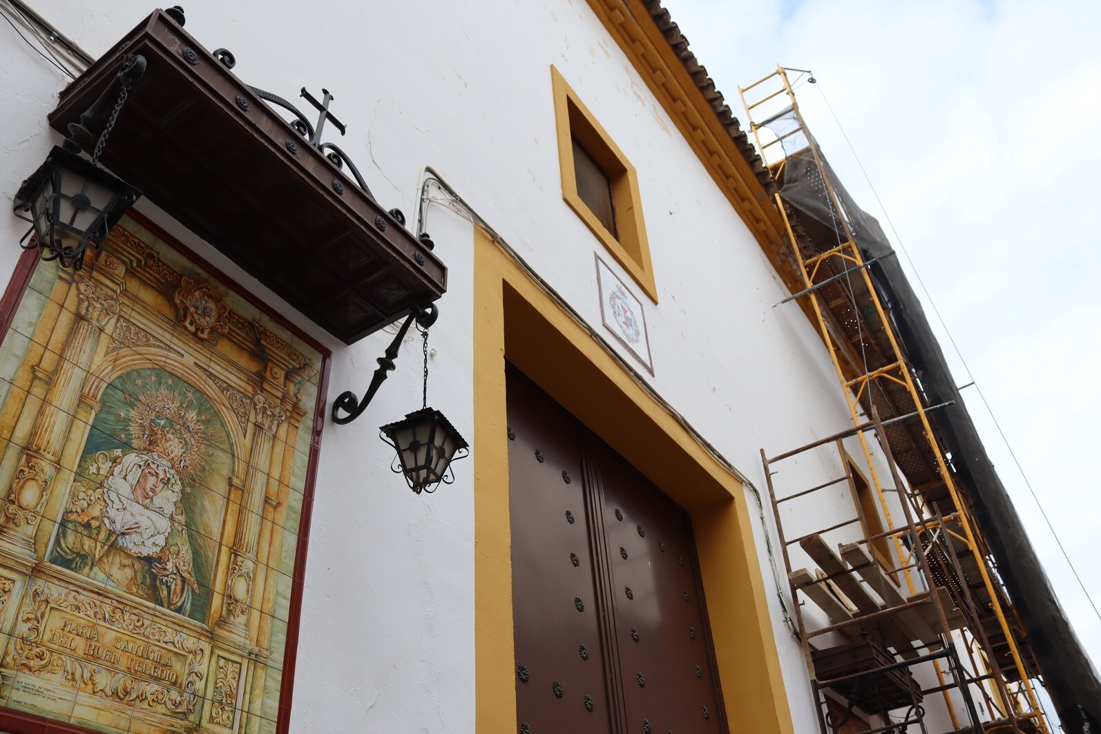 El Ayuntamiento inicia las obras de rehabilitación de las cubiertas de las capilla del Antiguo Hospital de Andújar