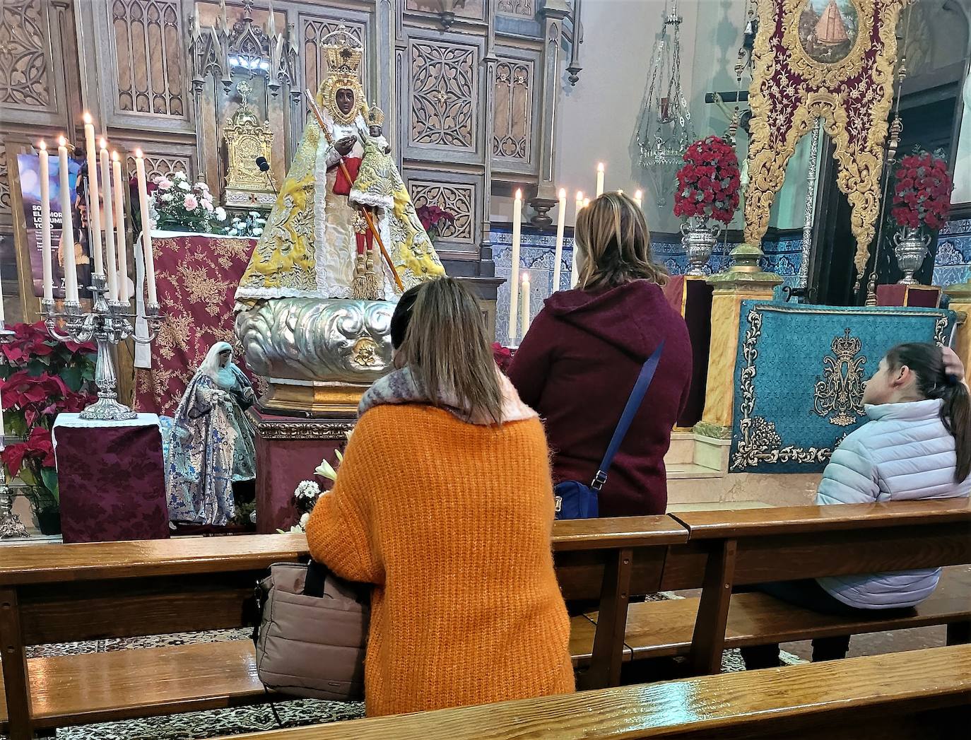 Los devotos veneran a la imagen de La Morenita en la calle Ollerías por Navidad