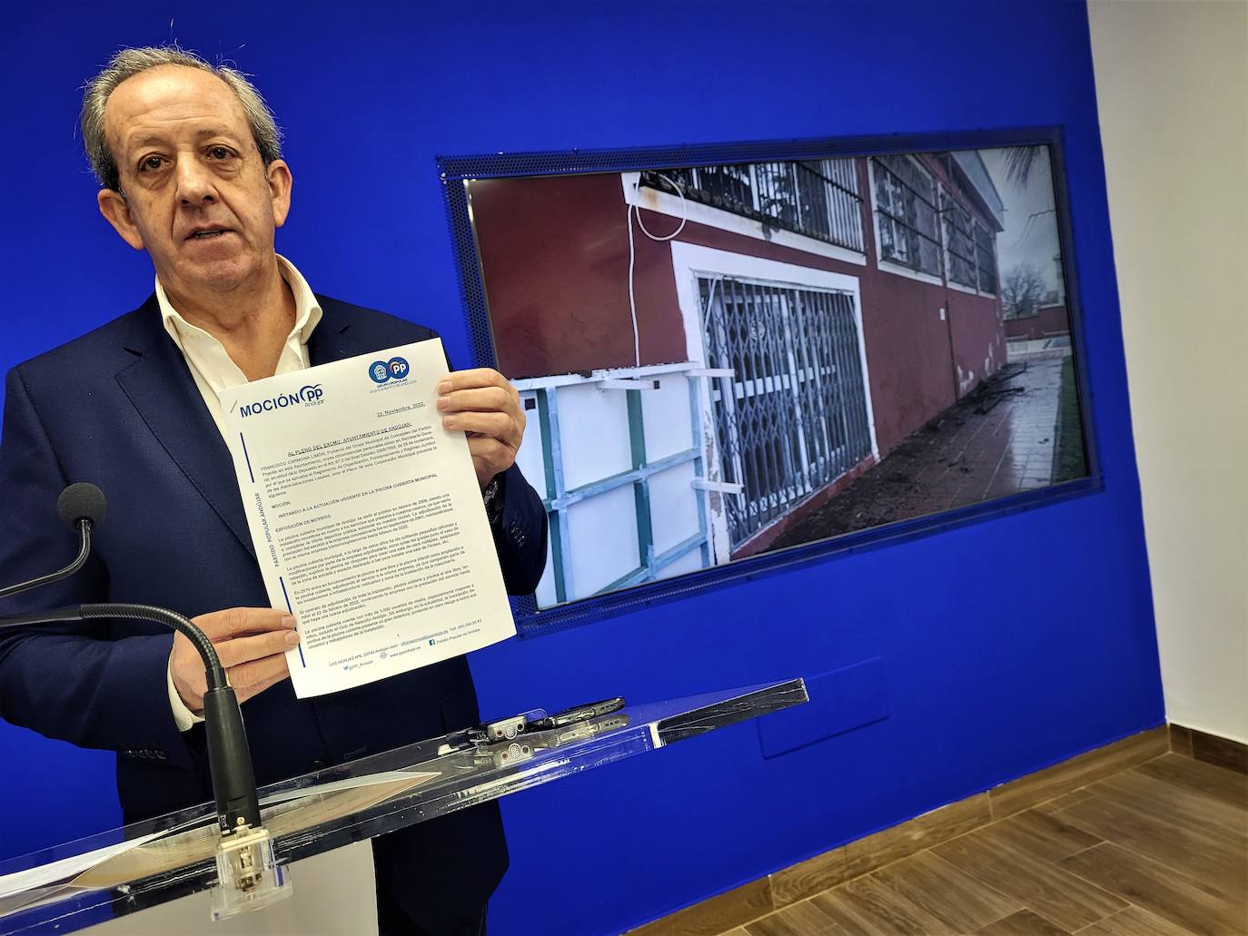 El PP exige que se acometan obras de urgencia en la piscina cubierta