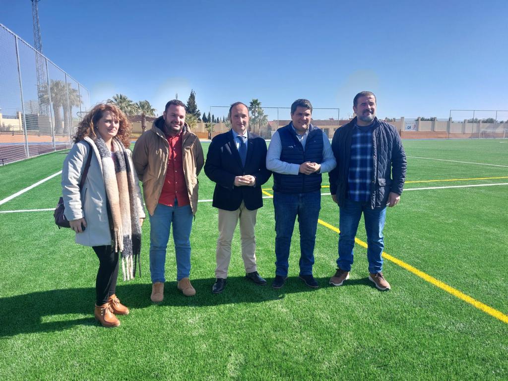 La Consejería de Turismo, Cultura y Deporte invierte más de 100.000 euros en la mejora del campo de fútbol de Marmolejo