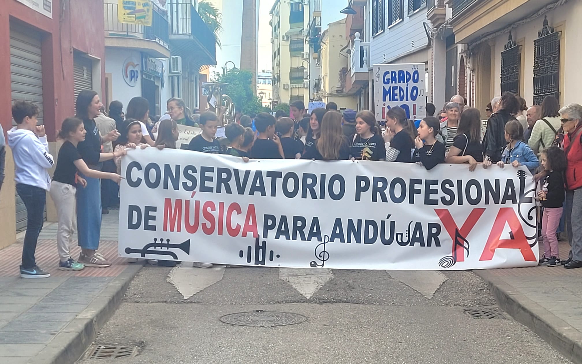 El Conservatorio Elemental de Andújar sale a las calles para pedir el Grado Medio