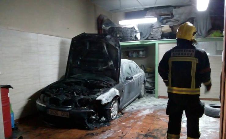 Las imágenes del incendio en un taller cerca de las vías del metro de Armilla