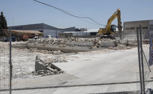 Una gasolinera y un nuevo Burger King junto a la Feria de Muestras de Armilla