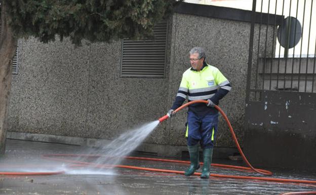 Baza prohíbe el uso de agua potable para llenado de piscinas y riego a manta de jardines y huertos