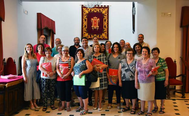 El Ayuntamiento reparte banderas de Baza a las asociaciones