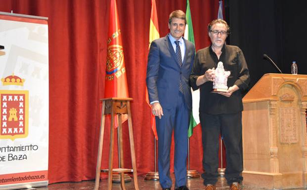Un Francisco Domene reivindicativo contra las injusticias recoge su Dama de Baza a la Cultura