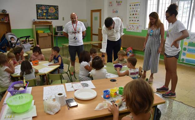 130 escolares disfrutan de actividades lúdicas, de refuerzo escolar y deportivas en la Escuela Municipal de Verano