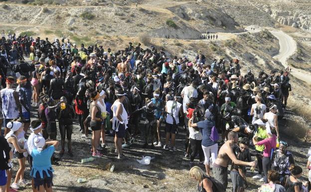 13.000 bastetanos impiden que Cascamorras se lleve la a la patrona de Baza