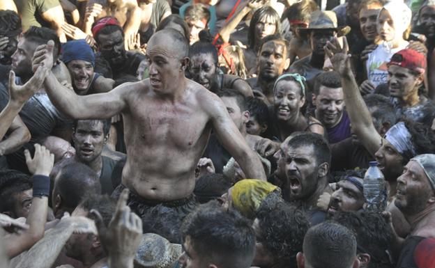 13.000 bastetanos impiden que Cascamorras se lleve a la patrona de Baza