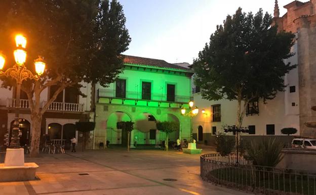 El antiguo Ayuntamiento de Baza se ilumina de verde como gesto hacia el Día Mundial de la Salud Mental