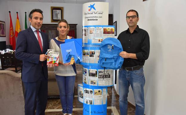 70 escolares de Baza reciben material escolar de la Obra Social de la Caixa
