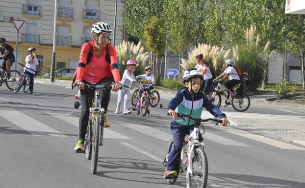 400 de ciclistas participan en el Día de la Bicicleta