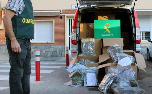 Un vecino de Caniles, detenido conduciendo un camión con cerca de 200 kilos de marihuana en la A-7 en Murcia