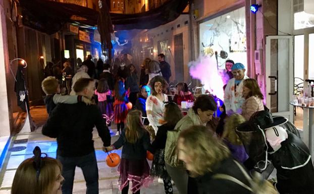 Diversión y gamberrismo se mezclan en la noche Halloween en Baza