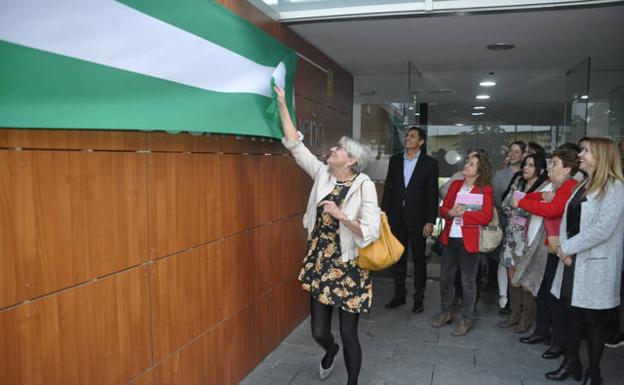 Baza homenajea a José Becerril poniéndole su nombre a la principal instalación cultural del municipio