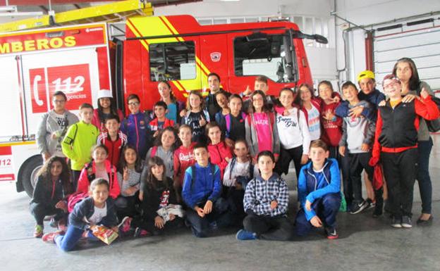 100 escolares de Macael visitan el Parque de Bomberos de Baza
