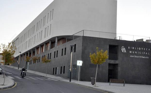 La residencia de mayores y el hospital ofrecerán a sus usuarios libros de la biblioteca municipal de Baza