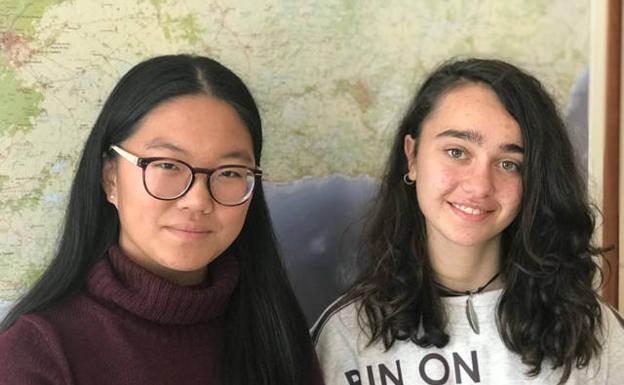 Las estudiantes María Saldaña y María Dingyú finalistas de la beca de Amancio Ortega