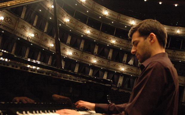 El pianista Isaac Villalba ofrece un concierto a beneficio de Manos Unidas