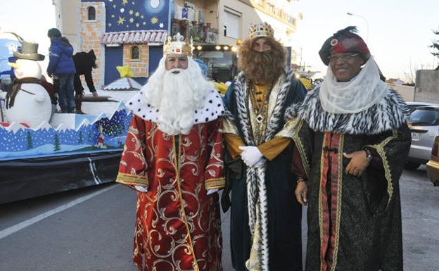 La Cabalgata de Los Reyes Magos ilusiona a pequeños y mayores
