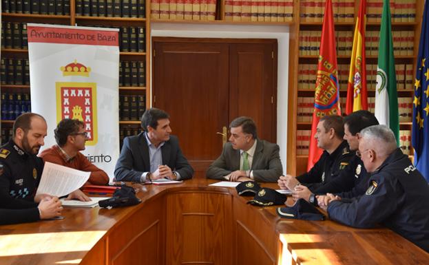 El alcalde y el subdelegado del Gobierno abordan la seguridad en Baza tras los últimos sucesos