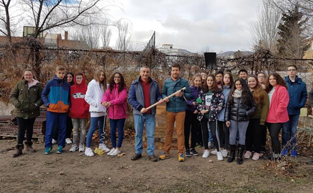 El IES José de Mora recibe un equipo de herramientas para su huerto escolar