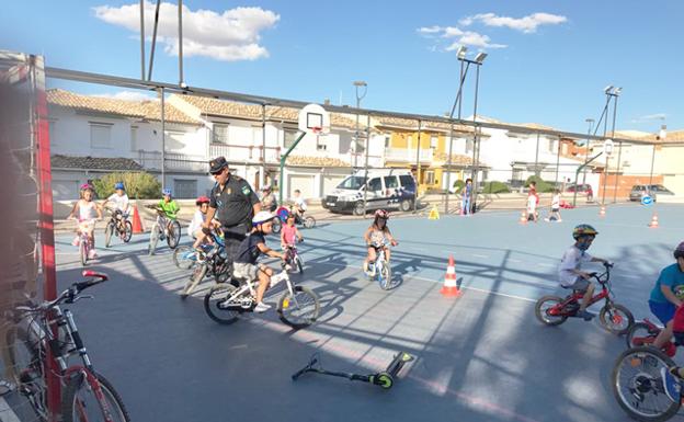 La Policía Local de Baza enseña en los colegios los fundamentos de la seguridad vial