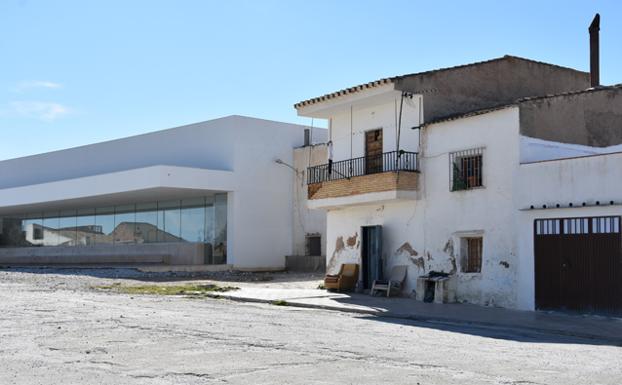 Estudian las causas del hundimiento de parte del suelo de una vivienda en Baza