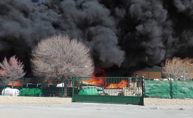 Dos personas atendidas por quemaduras en el incendio de una nave llena de plásticos en Caniles