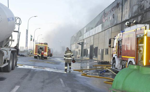 El incendio de Caniles deja dos heridos y cuatro naves arrasadas
