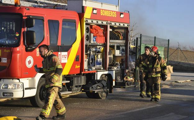 Los bomberos de Baza dan por sofocado el incendio en el polígono de Caniles tras 28 horas de intenso trabajo