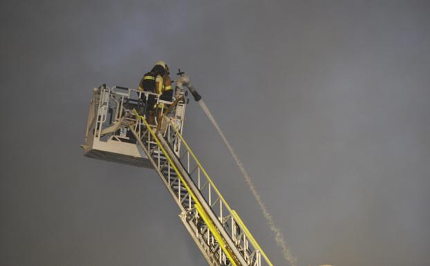 Los bomberos de Baza continúan extinguiendo las llamas en el polígono industrial de Caniles