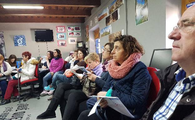 Veinte personas participan en Huéscar en un taller sobre la factura de la luz