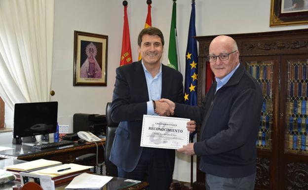 El Ayuntamiento recibe un reconocimiento por potenciar y proteger la fiesta de Cascamorras