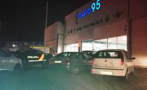 La Policía investiga la muerte de un hombre encontrado bajo un coche en su concesionario de Baza