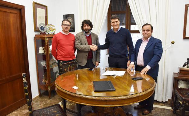 Ayuntamiento y Autedia firman un contrato de diez años para el autobús urbano de Baza