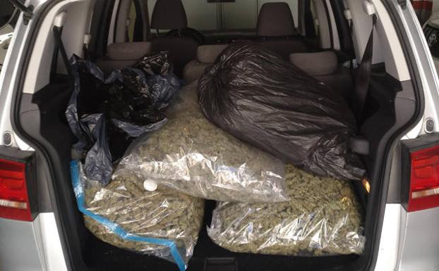 La Guardia Civil de Tráfico de Baza interviene 27 kilos de cogollos de marihuana en la A-92