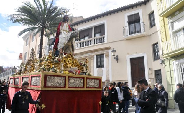 Jesús de la Paz desafía a la lluvia y sale por las calles de Baza
