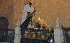 María Santísima al Pie de la Cruz procesiona en la noche bastetana