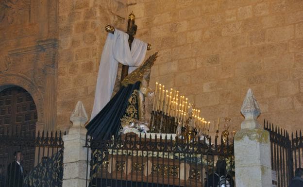 María Santísima al Pie de la Cruz procesiona en la noche bastetana