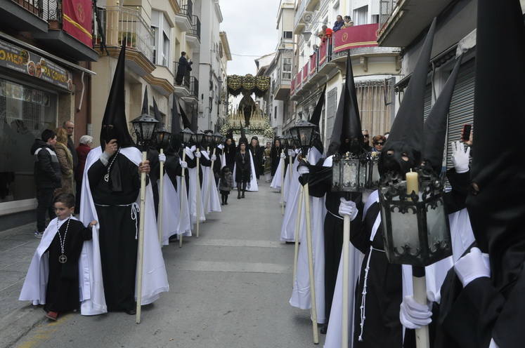 El Cristo del Descendimiento y Virgen de los Dolores recortan el recorrido y evitan la lluvia