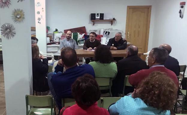 Los vecinos reciben formación en materia de seguridad de las policías Local y Nacional