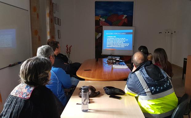 La Asociación AD-HOC forma sobre el VIH-SIDA a Policía Local y jóvenes en Baza
