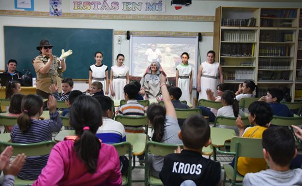 La Dama de Baza y su descubridor recorren los colegios