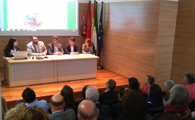 La Junta y ayuntamientos acuerdan impulsar la nueva formación para adultos