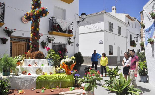 Comienzan a instalarse las Cruces de Mayo que en Baza se celebran hasta el domingo