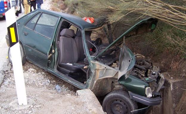 Los bomberos de Baza recatan a dos conductores en sendos accidentes de tráfico